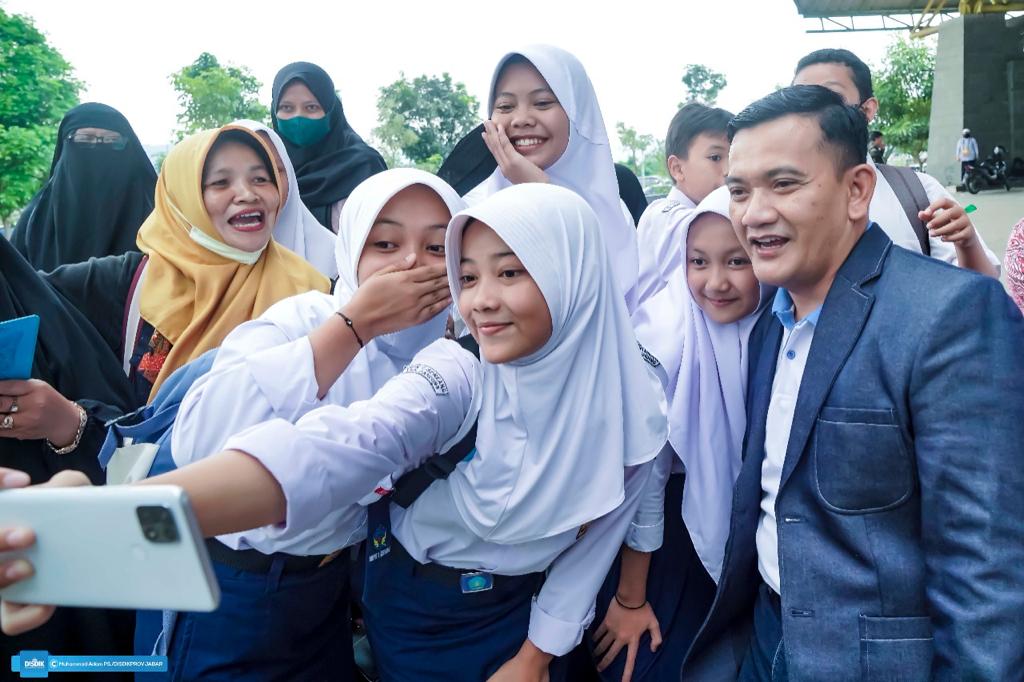 Kepala Dinas Pendidikan Jabar Dedi Supandi (kanan) bersama pelajar dan guru