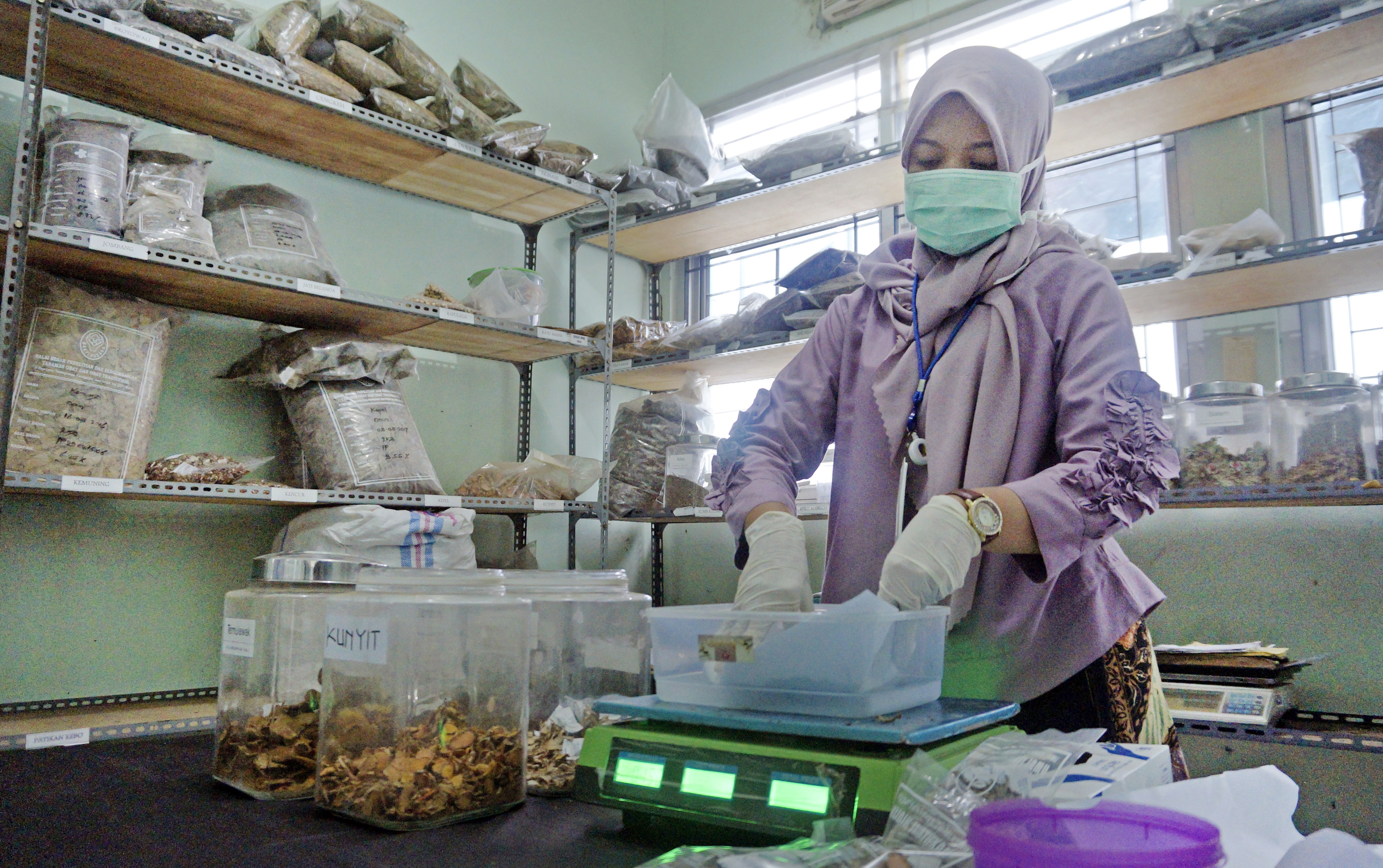 Petugas klinik Saintifikasi Jamu, di Pekalongan, Jawa Tengah, meracik obat yang diresepkan dokter. 