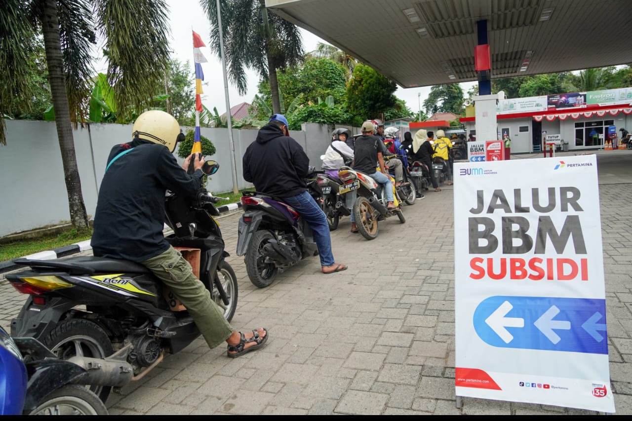 Pengendara sepeda motor mengantre di jalur BBM subsidi di SPBU, di Palembang, Sumsel.