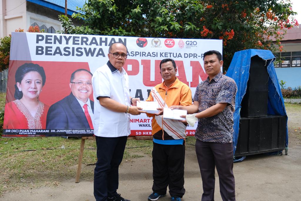 Anggota DPR RI Junimart Girsang menyerahkan beasiswa di SD HKBP Sidikalang, Kabupaten Dairi, Sumatra Utara