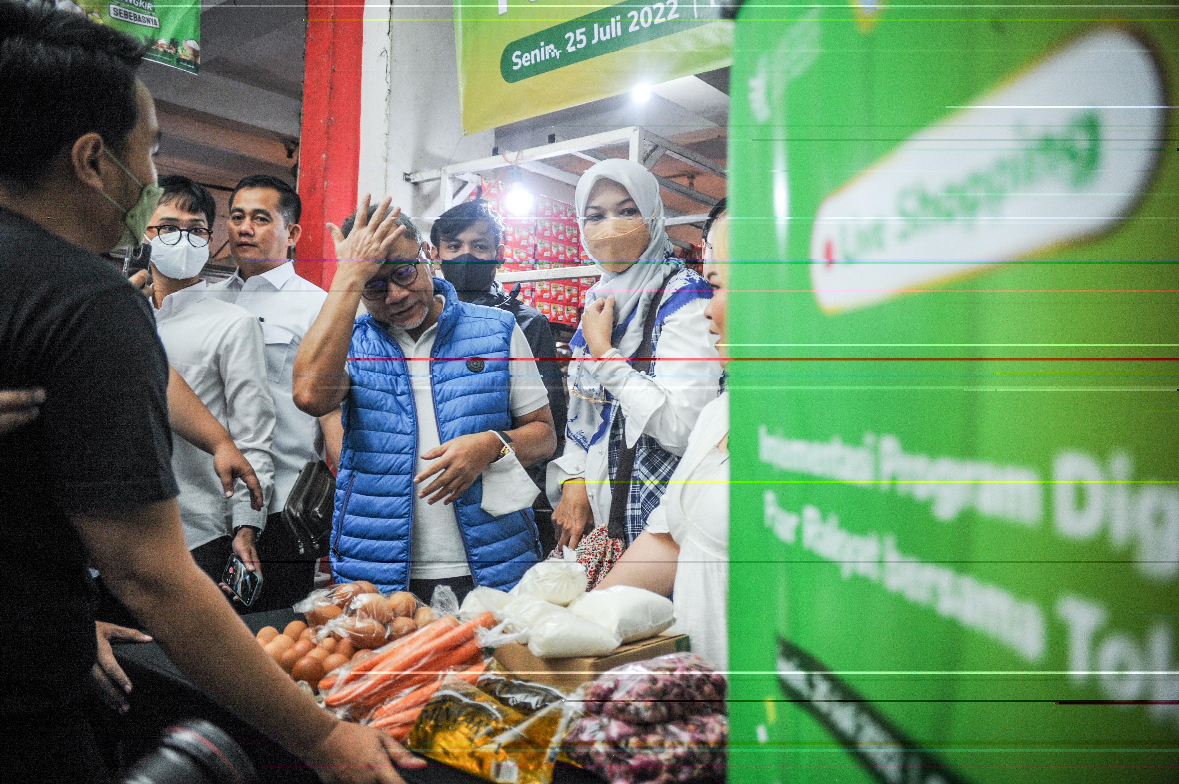 Menteri Perdagangan Zulkifli Hasan memantau harga dan ketersediaan komiditi di pasar tradisional di Kabupaten Bandung, Jawa Barat 