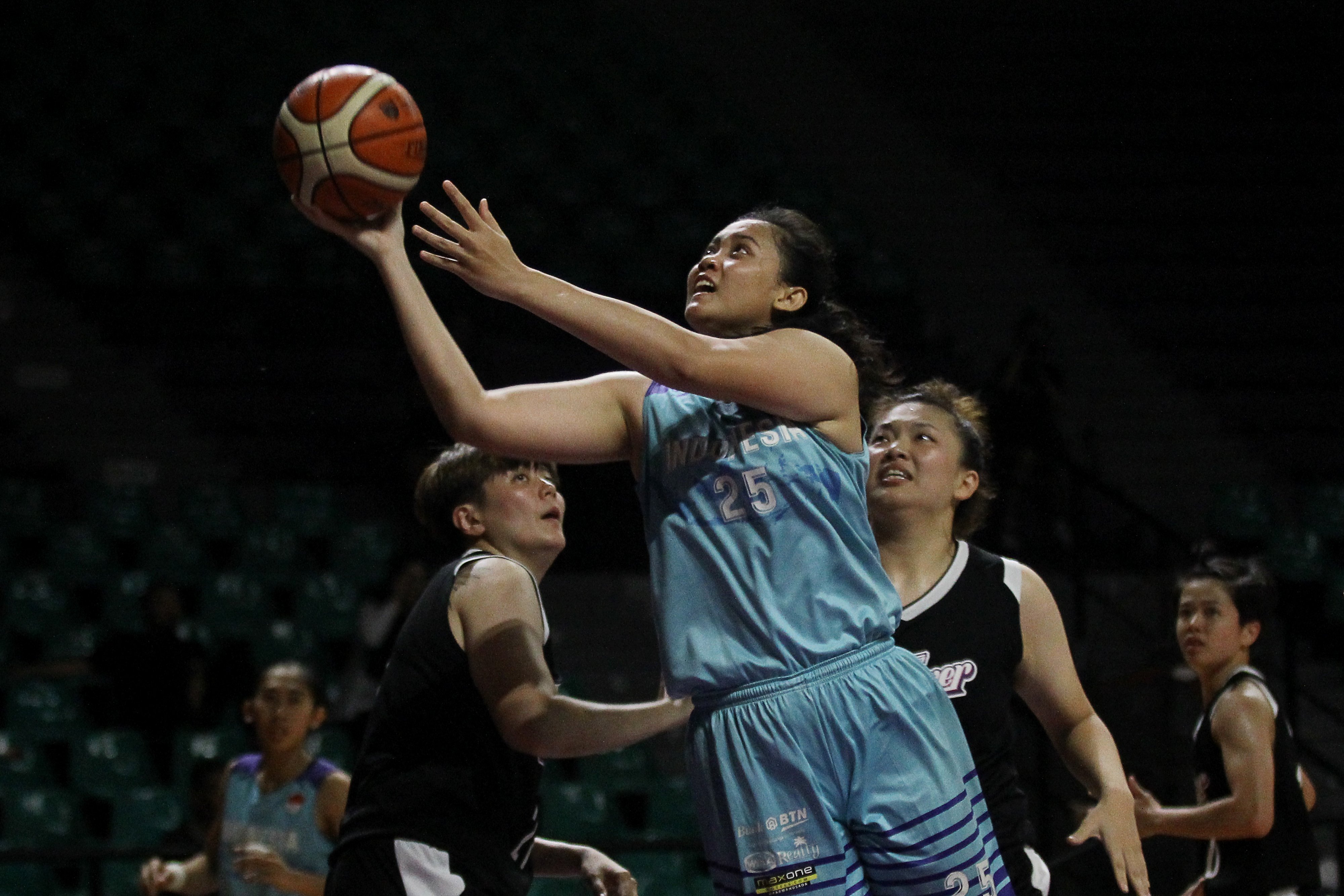 Pemain timnas basket putri Indonesia saat melakukan uji tanding. 