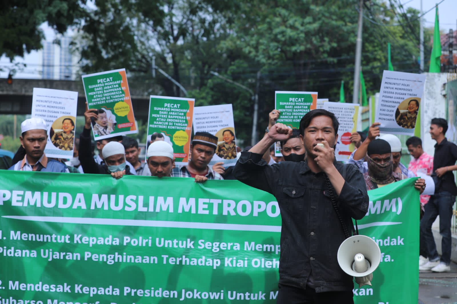 Aksi massa dari Pemuda Muslim Metropolitan (PMP) menggelar demonstrasi di depan Gedung DPP Partai Persatuan Pembangunan (PPP), Rabu (21/9)