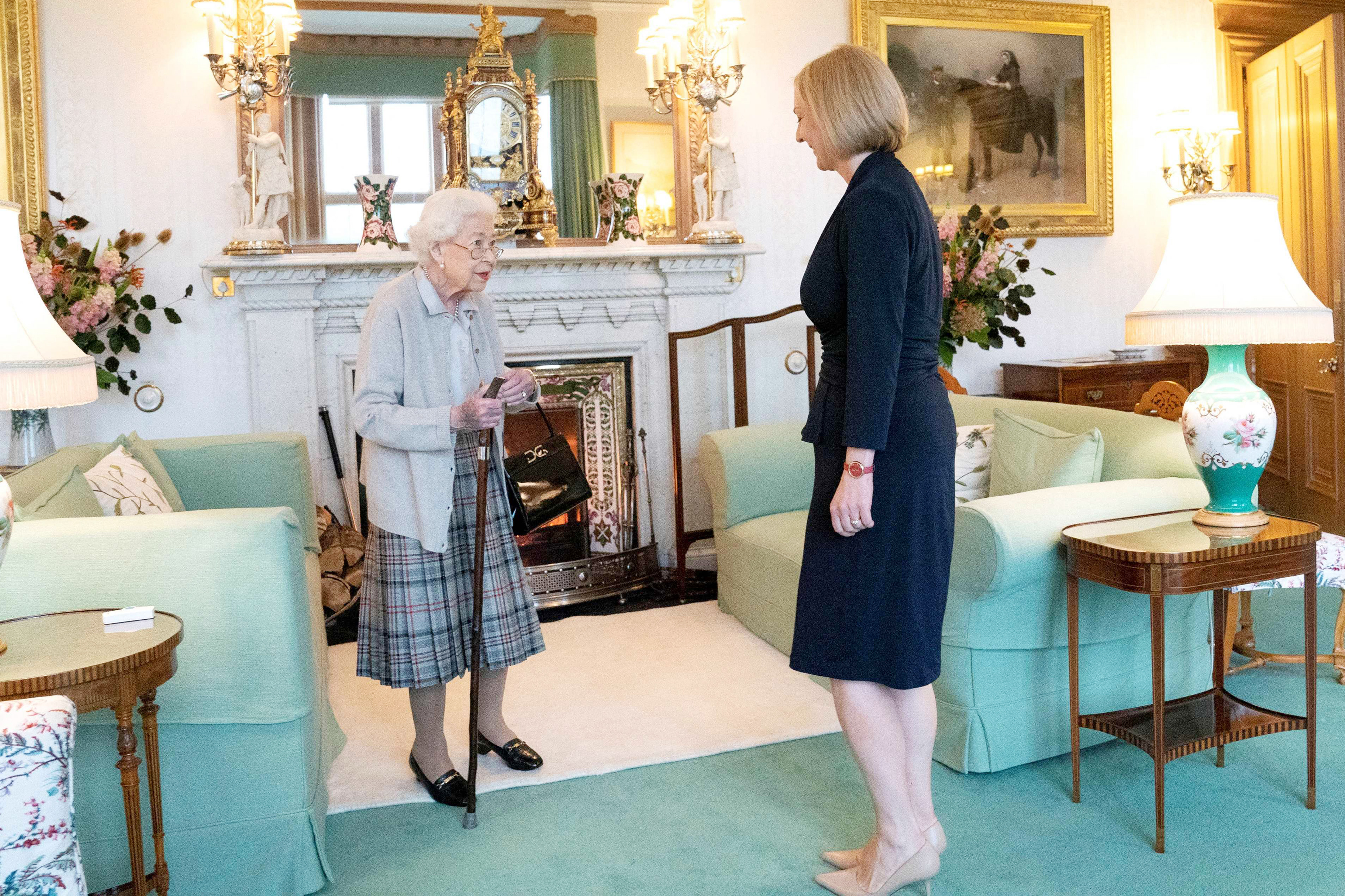 Ratu Elizabeth II (kiri) menerima Perdana Menteri Baru Inggris Liz Truss.