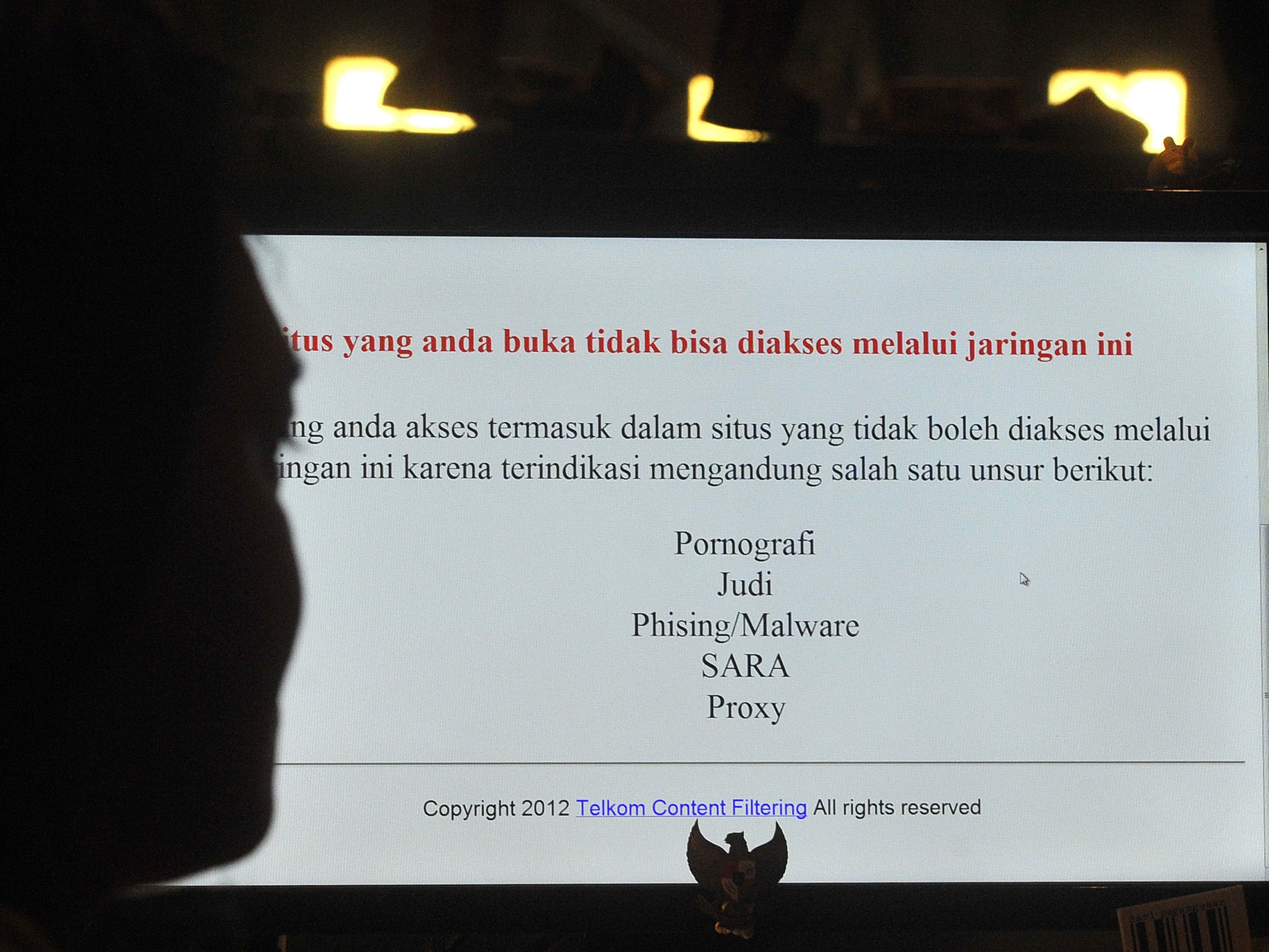 Seorang pria mengakses internet di ruang kerjanya, Jakarta, Kamis (19/7).