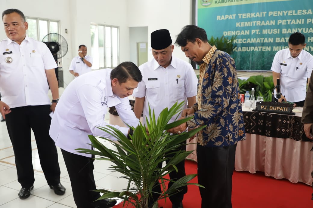 Pj Bupati Muba Apriyadi memediasi petani sawit plasma Kecamatan Batanghari Leko dengan PT MBI di Kantor Kecamatan BHL, Rabu (21/9).