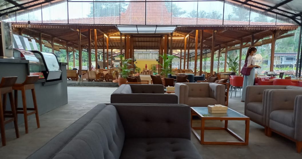 Suasana MorningDew kafe di kawasan wisata edukasi, Nara Kupu Jogya, Sleman, DIY.