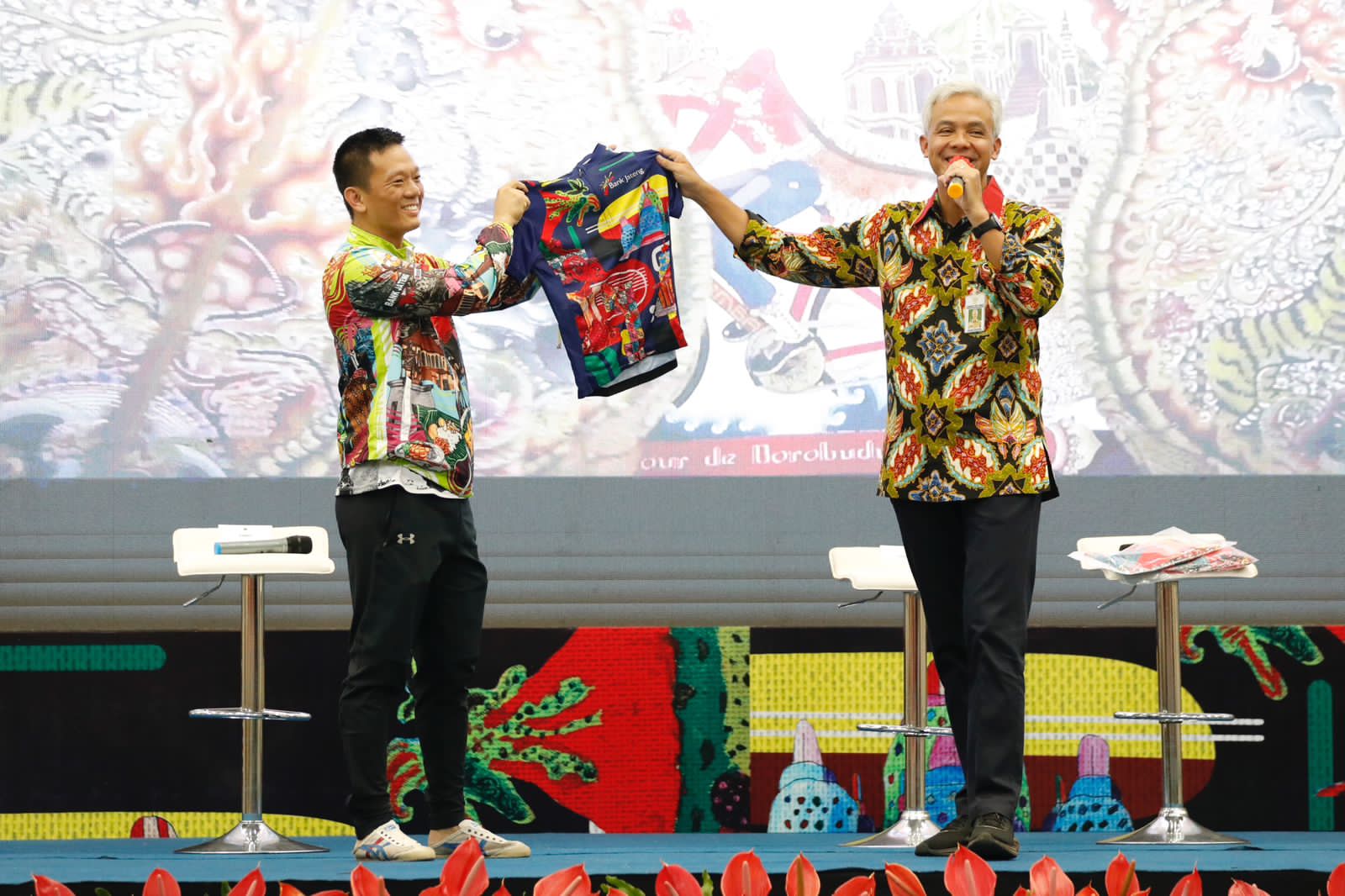 Gubernur Jawa Tengah Ganjar Pranowo memperlihatkan jersey  Tour De Borobudur yang digambar penyandang disabilitas, Rabu (28/9)