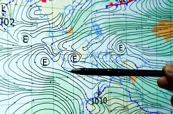 Petugas BMKG menunjukkan peta sirkulasi udara siklonik di Jawa bagian Barat, di perairan Kalbar dan di Perairan Utara Maluku dan Papua.
