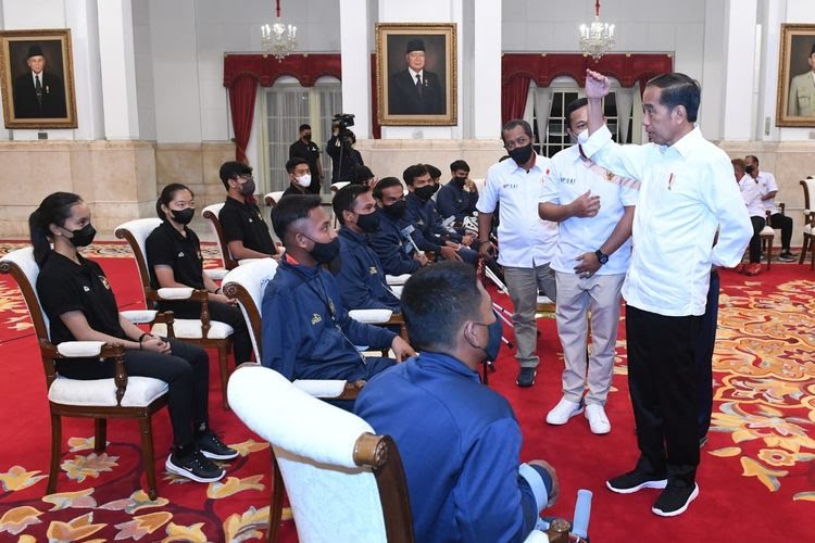 Presiden Joko Widodo berbincang dengan pemain dan officials timnas amputasi