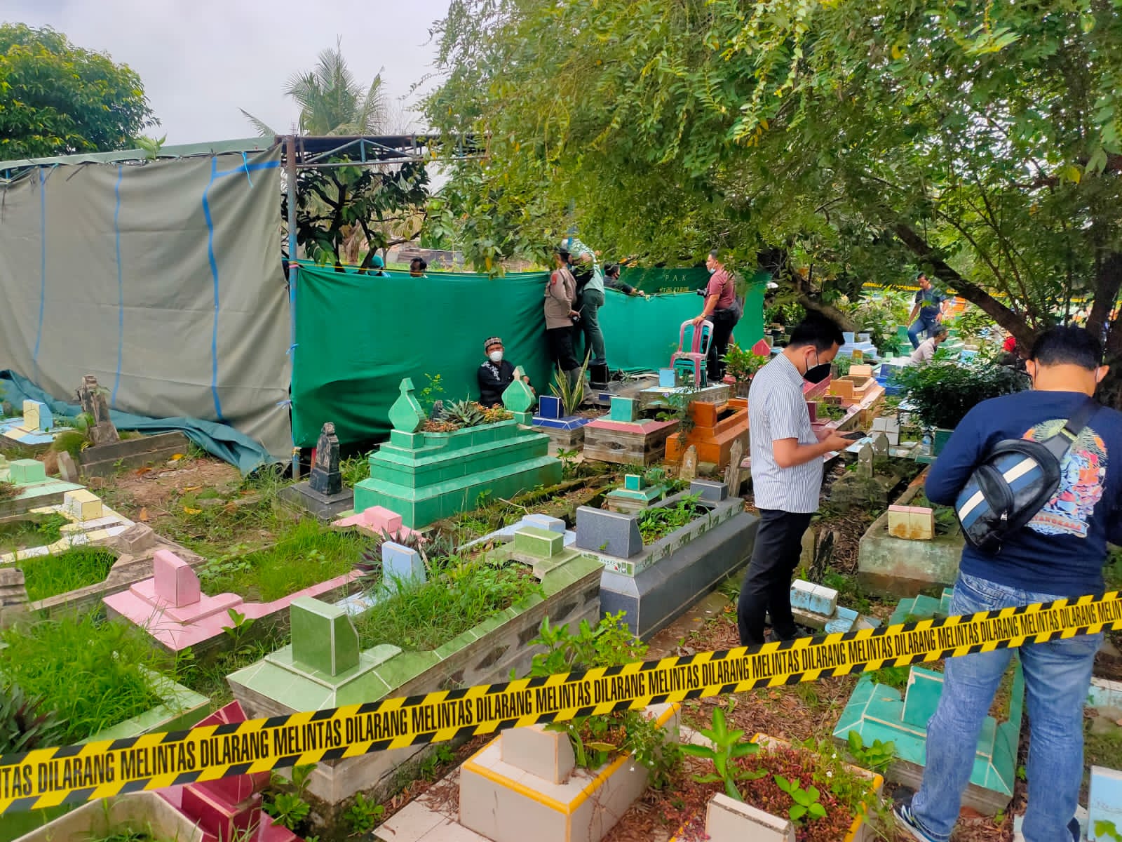 Proses autopsi jenazah Albar Mahdi di TPU Sungai Selayur, Kecamatan Kalidoni, Palembang, Kamis (8/9).