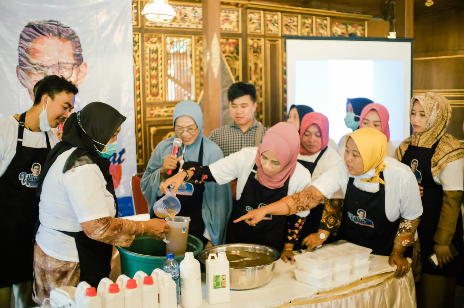 Relawan UKM Sahabat Sandi Tulungagung menggelar pelatihan pemanfaatan kulit pisang untuk Hair Tonic dan Body Lotion, di Lotu's Garden, Senin