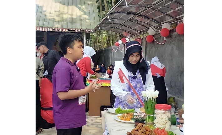 Penulis (kiri) mewawancarai Elvira Sulaiman, salah satu peserta lomba memasak.