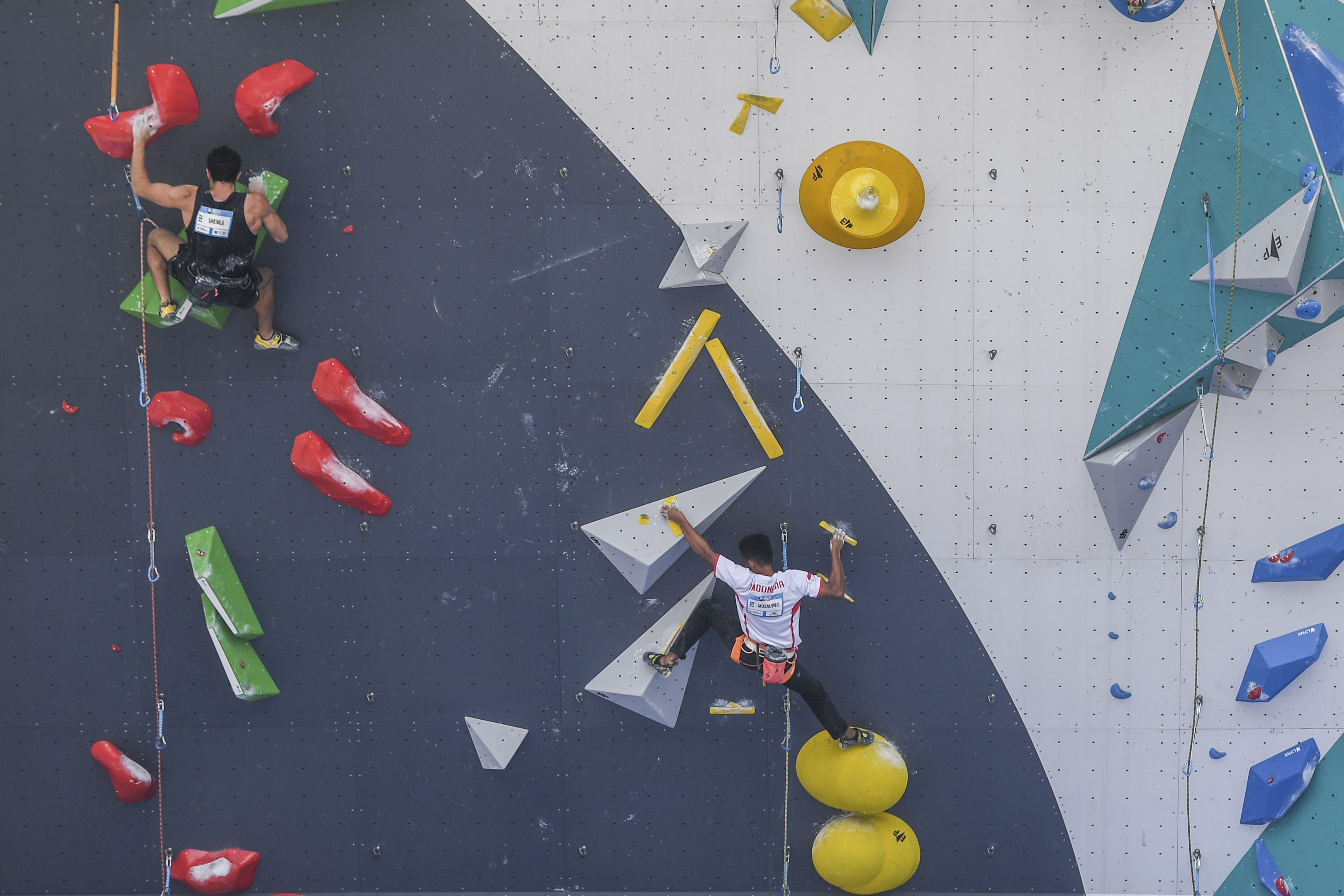 Atlet panjat tebing Indonesia Musauwir (kanan) dan atlet Israel Yuval Shemla (kiri) 