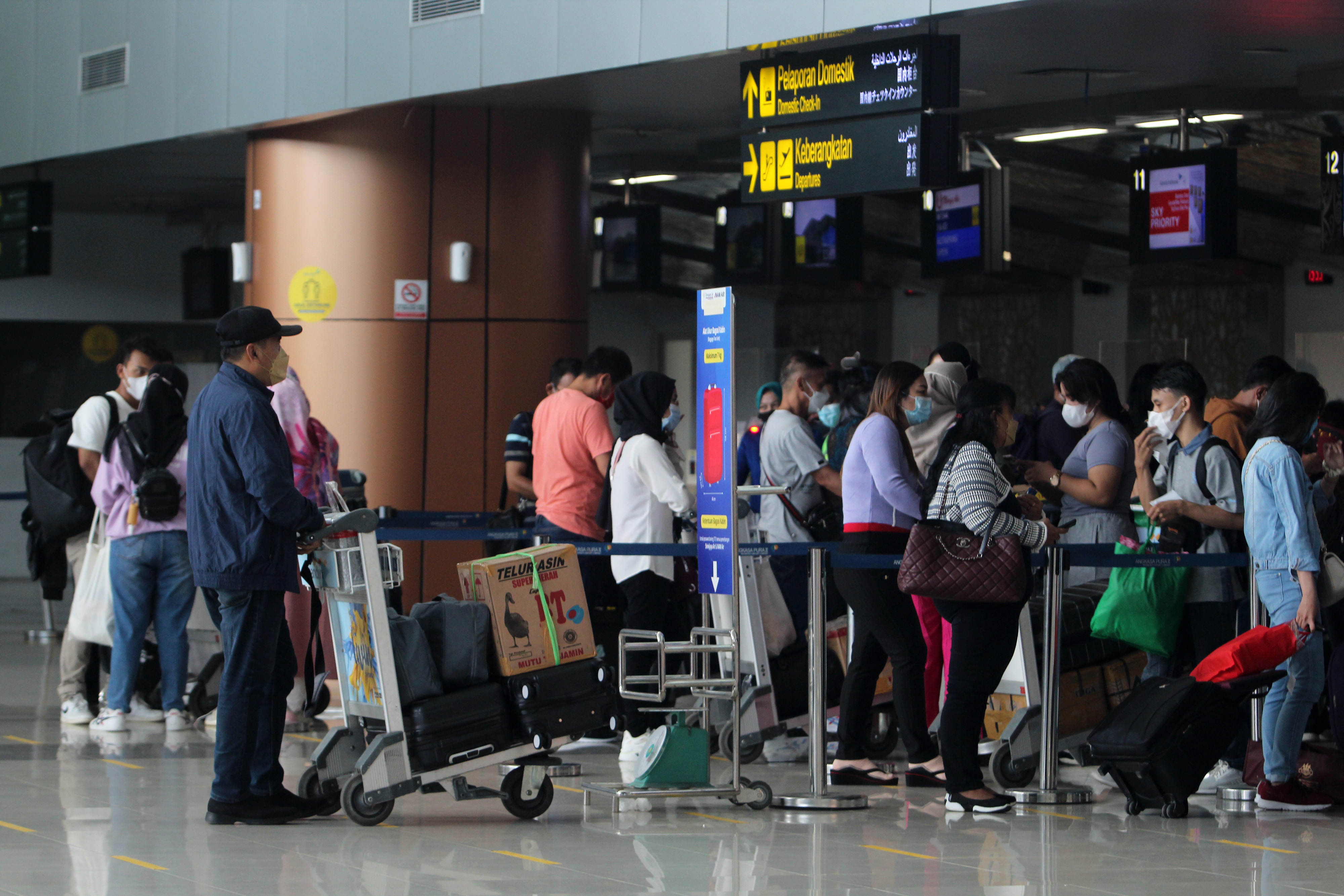 Sejumlah calon penumpang pesawat mengantre untuk 'check in' di Bandara Internasional Supadio, Kubu Raya.