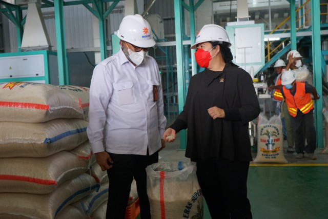 Tinjau Unit Pengolahan Beras Modern di Karawang, Puan: Harus Bisa Serap Hasil Petani Sekitar
