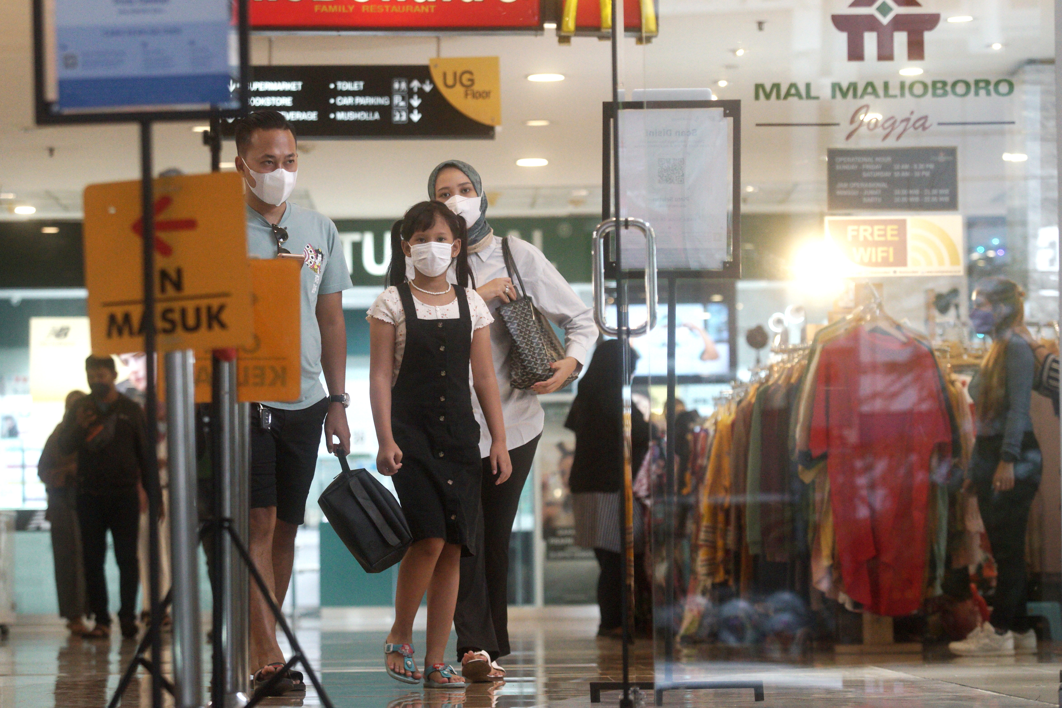 Pengunjung keluar dari Mal Malioboro, Yogyakarta, Selasa (21/9/2021).