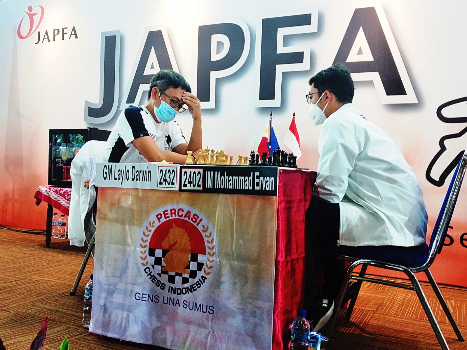 Pecatur putra Indonesia IM Mohamad Ervan (kanan) melawan GM Laylo Darwin di Japfa Chess Festival ke-12, Minggu (11/9).