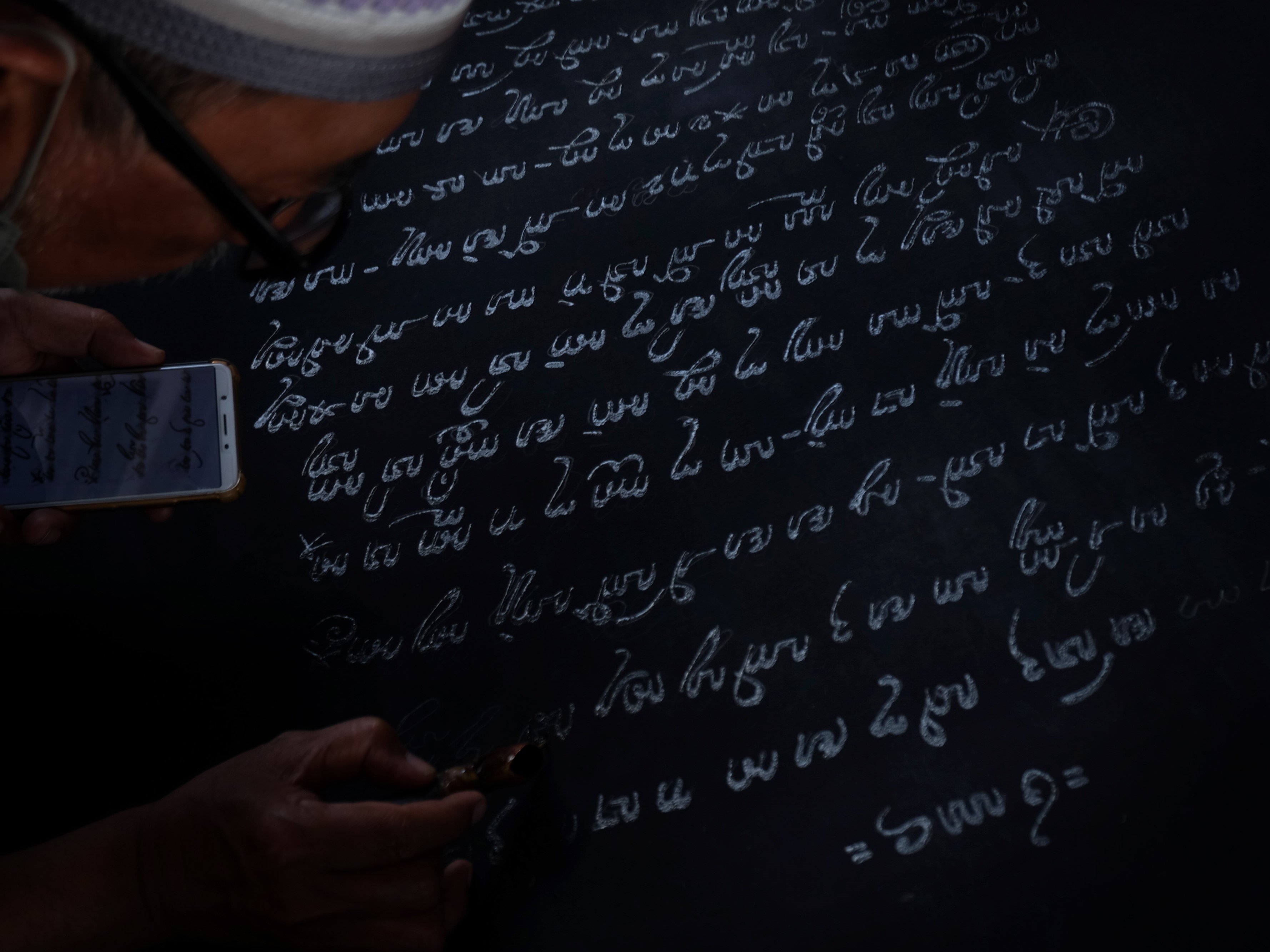 Sejumlah warga membatik dengan motif kata-kata dalam aksara Jawa di Kampung Batik Laweyan Solo, Jawa Tengah, Minggu (25/9/2022).