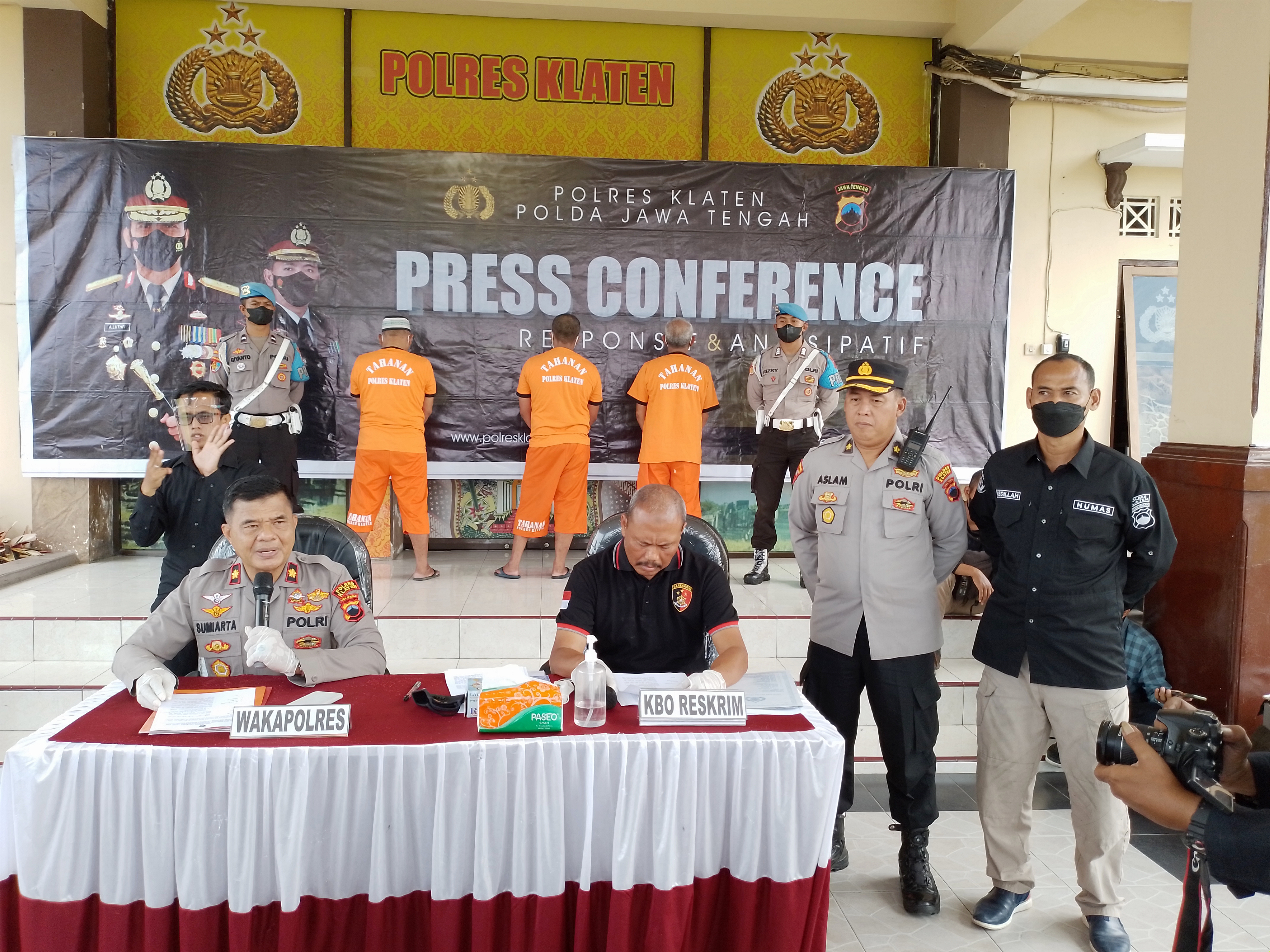 Wakapolres Klaten Komisaris Sumarta menyampaikan rilis penangkapan pelaku penambangan liar