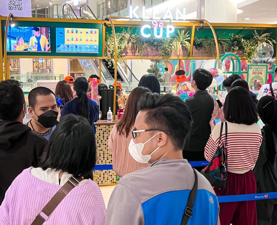 Grand Opening Klean Cup di Emporium Pluit Mall, Jakarta, pada Jumat (9/9), dibanjiri pembeli. 