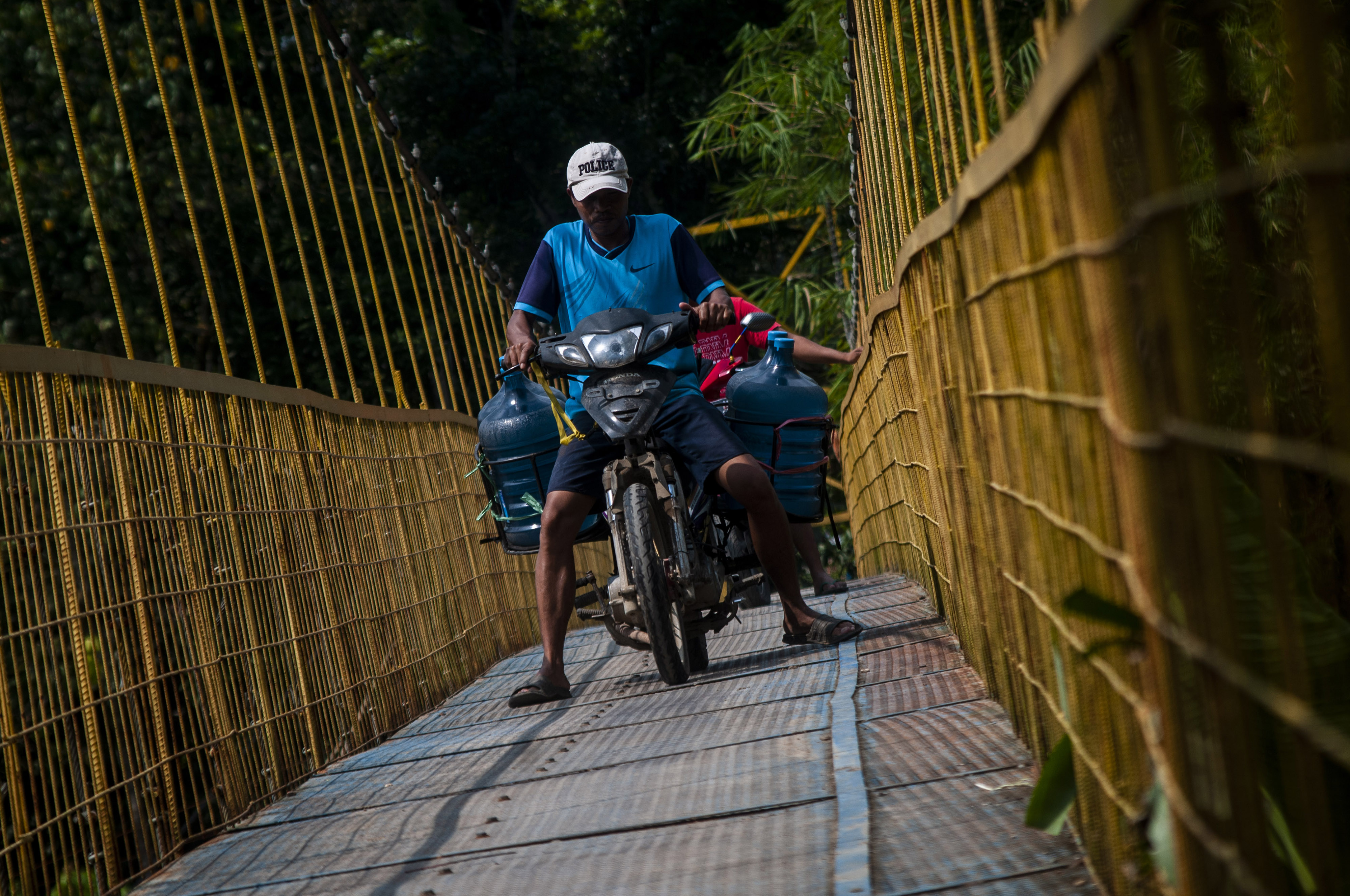 Warga melintas di jembatan yang dibangun dari Dana Desa di Lebak, Banten.