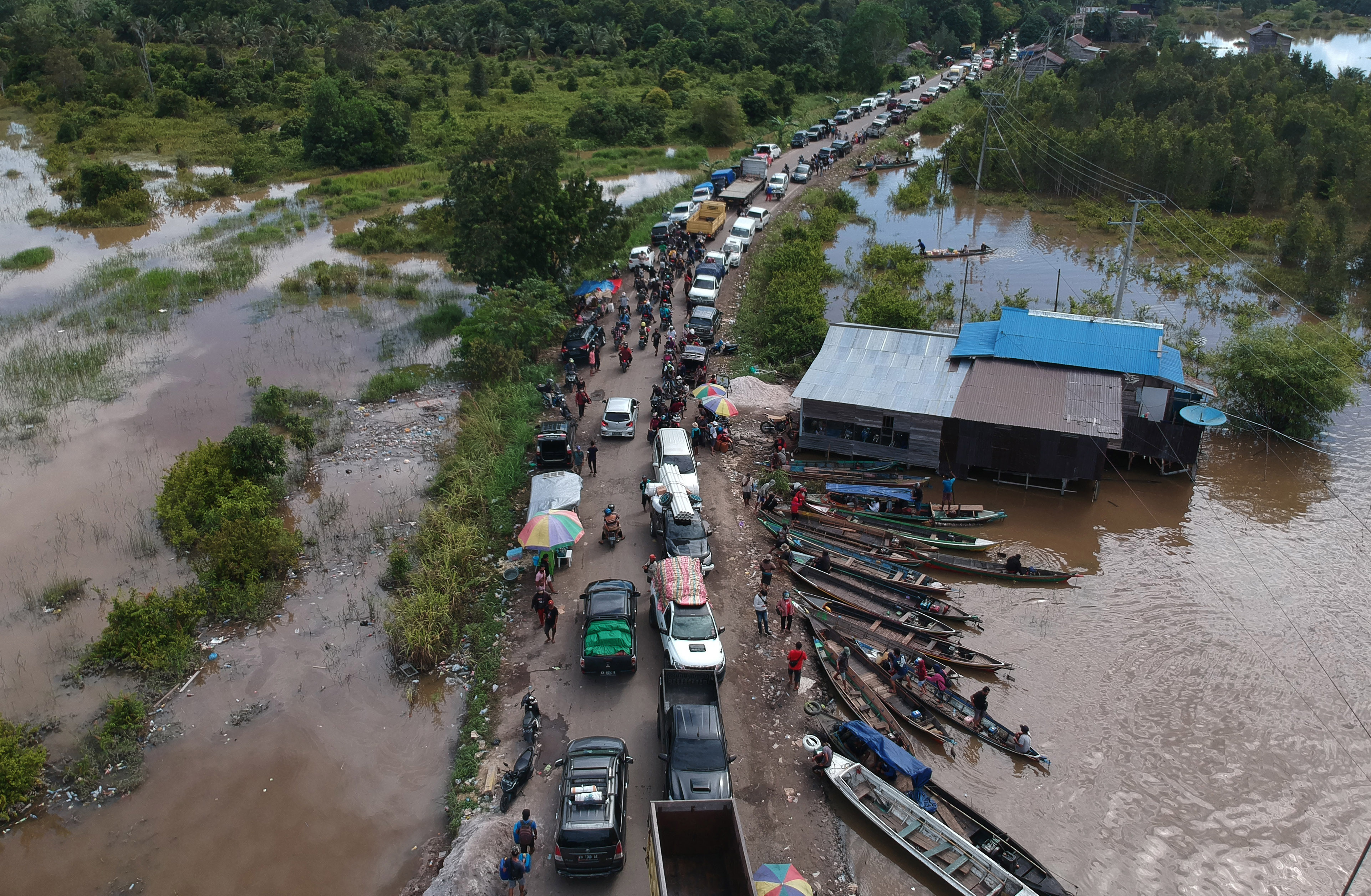 Luapan Sungai Rungan dan Kayahan tahun lalu (23/9/2021) mengaggu aktivitas Jalan Trans Kalimantan Bukit Rawi, Pulang Pisau. 