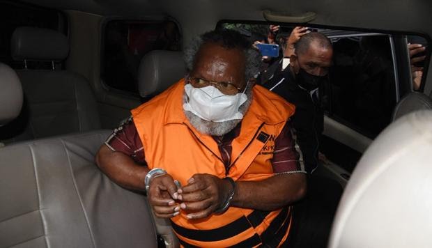 Bupati Mimika Eltinus Omaleng 