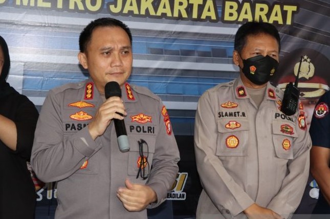 Kapolres Metro Jakarta Barat, Kombes Pol Pasma Royce (kiri)