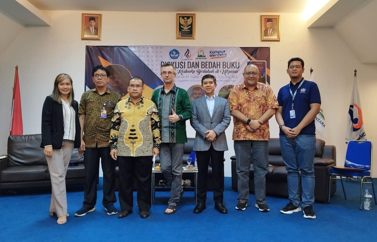 Dubes Ukraina Vasyl Hamianin (keempat dari kiri) berfoto bersama seusai memberi penghargaan untuk  Yuddy Chrisnandi (ketiga dari kanan).