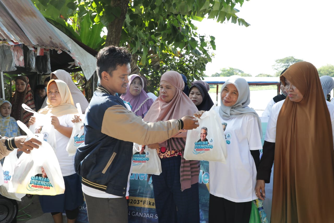 Komunitas Nelayan pesisir di Kabupaten Gowa, Sulsel membagikan paket sembako bagi 100 orang nelayan yang ikuti pelatihan keselamatan di laut