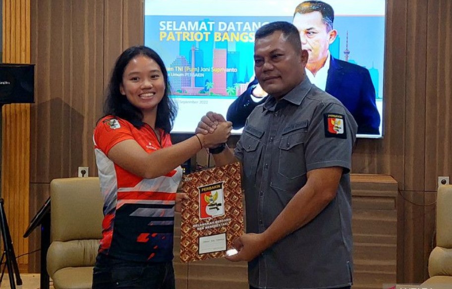 Atlet menembak Indonesia Sarah Ayu Tamaela (kiri)