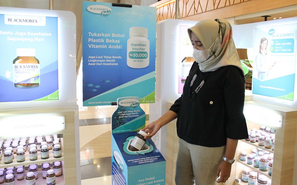 Program Blackmores Peduli ‘Tukar Botol’ mengajak masyarakat mengumpulkan sampah botol plastik untuk dikelola dan didaur ulang.