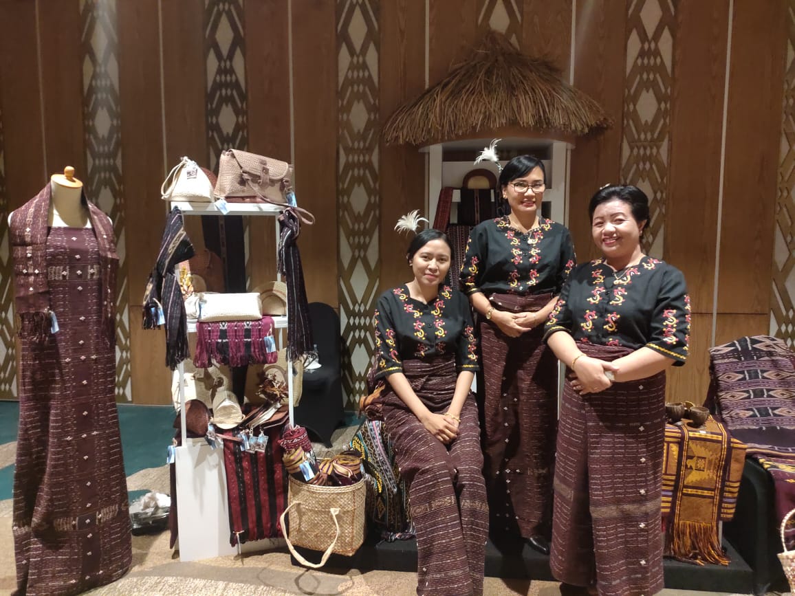 Ketua Dekranasda Flores Timur, Stefani Sri Murtarti Rihi (tengah) di stan Kabupaten Flotim pada Pameran Nasional Kriyanusa di JCC.