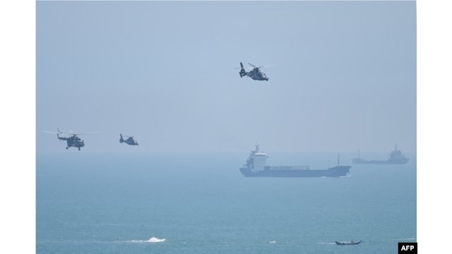 Helikopter militer Tiongkok terbang melewati pulau Pingtan, Tiongkok