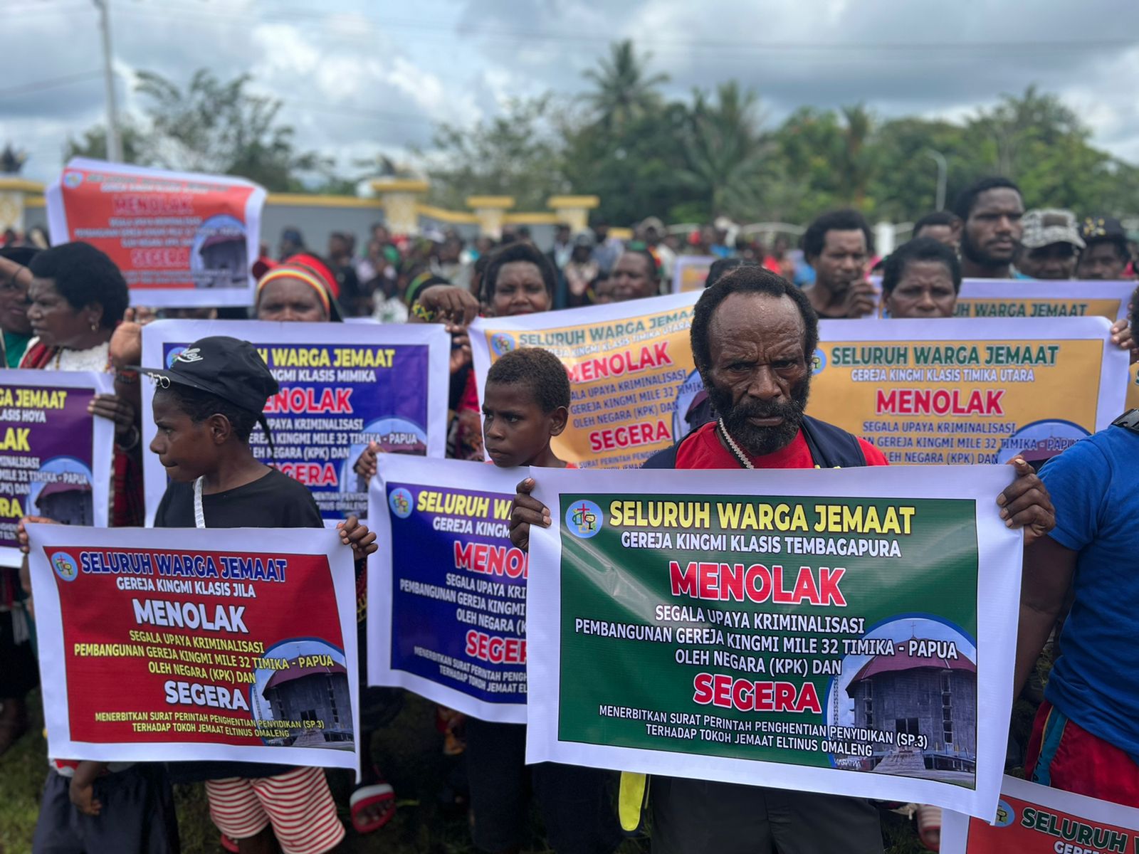 Massa jemaat Gereja Kingmi melakukan aksi damai ke gedung DPRD Timika,  di Jalan Cenderawasih, Mimika, Papua, Selasa (6/9).