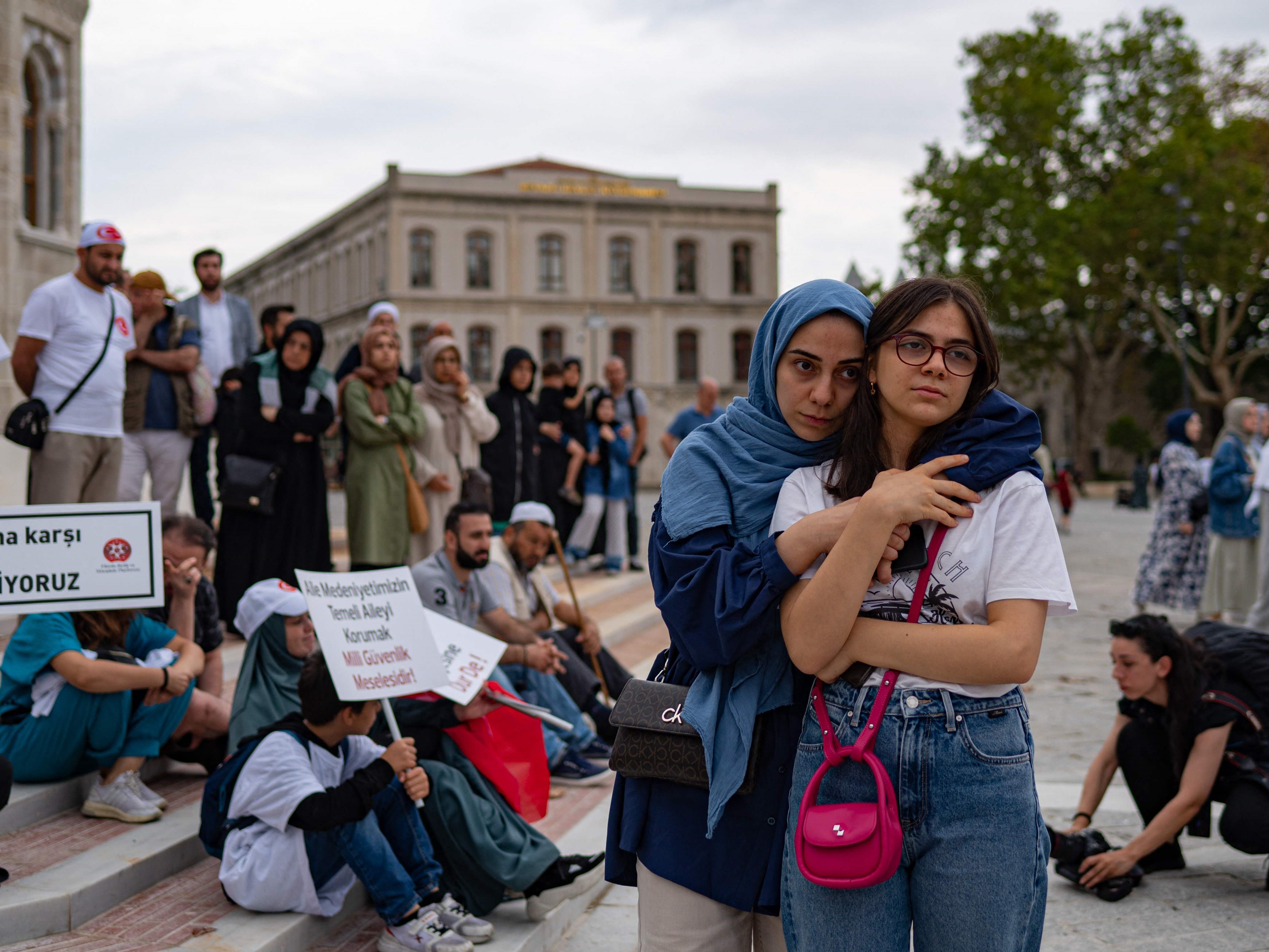 Dua perempuan mengambil bagian dalam unjuk rasa anti-LGBT yang diselenggarakan oleh organisasi pro-Islam di Istanbul pada 18 September 2022.