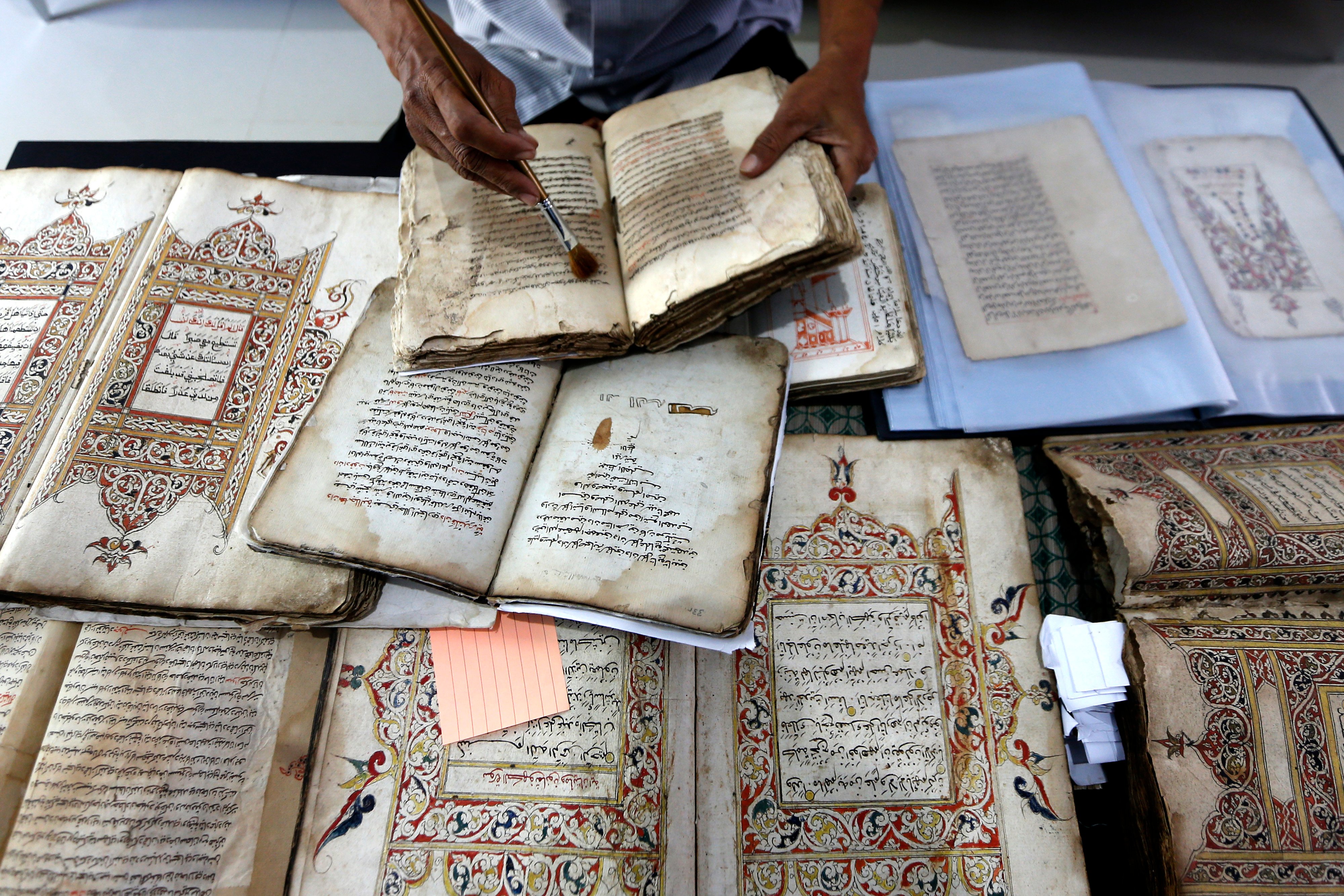  PERAWATAN NASKAH KUNO: Perawatan koleksi naskah kuno di yang merupakan koleksi pribadi warga di Desa Ie Masen Kaye Adang, Banda Aceh.