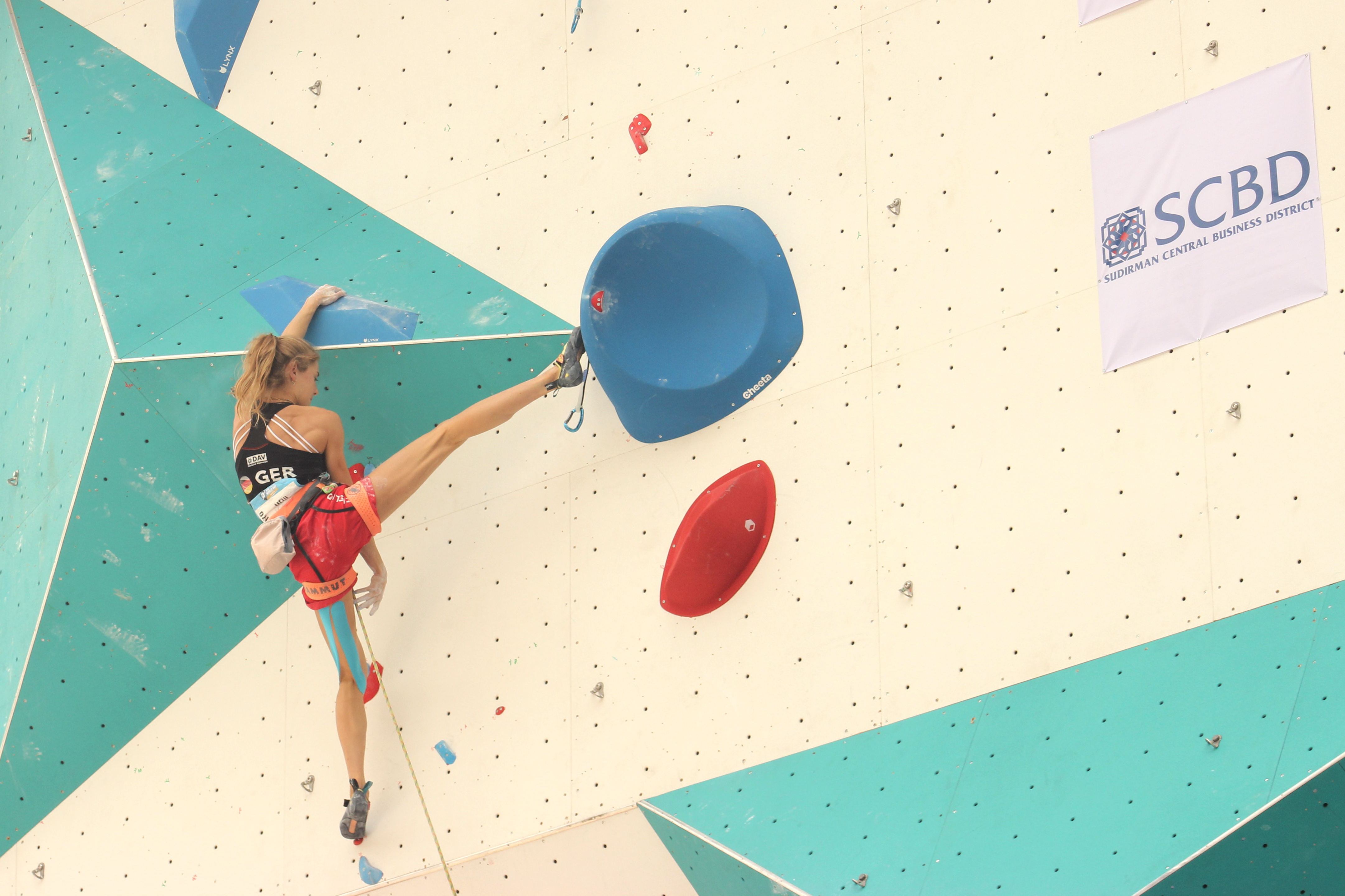 Atlet panjat tebing Jerman Meul Hannah beraksi di Kejuaraan Dunia Panjat Tebing di Jakarta.