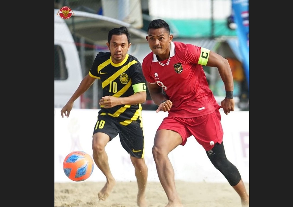 Laga antara Indonesia dan Malaysia di ajang Kejuaraan Sepak Bola Pantai AFF