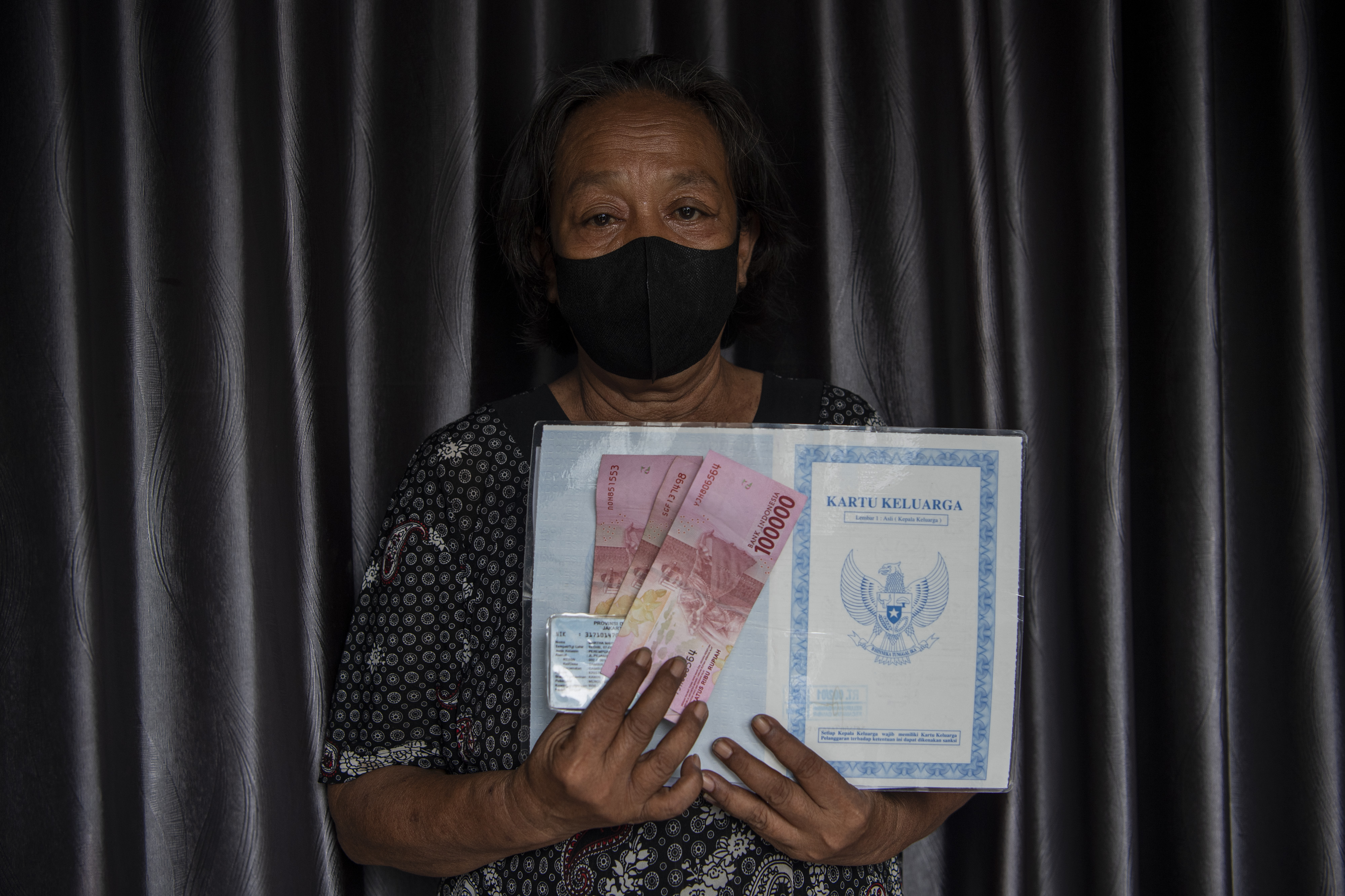 Warga penerima bantuan langsung tunai (BLT) pengalihan subsidi BBM tahap pertama