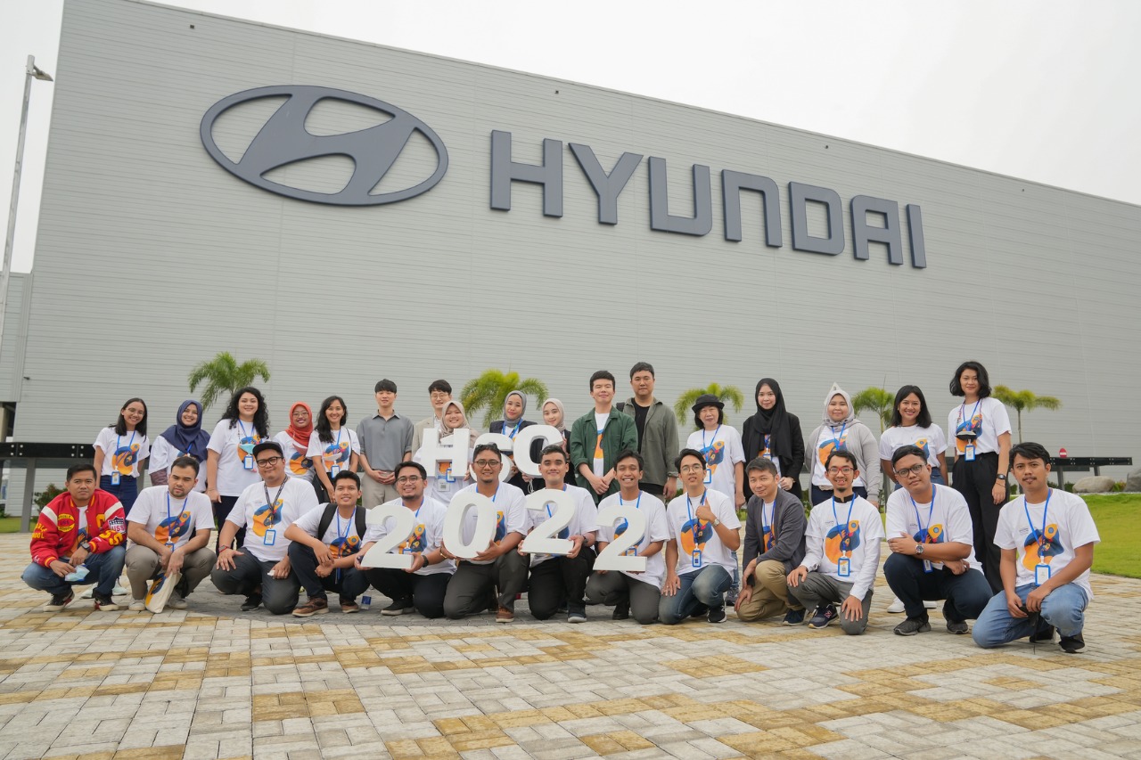 Para eco-innovator untuk Hack-SUP Innovation Lab berpose bersama.