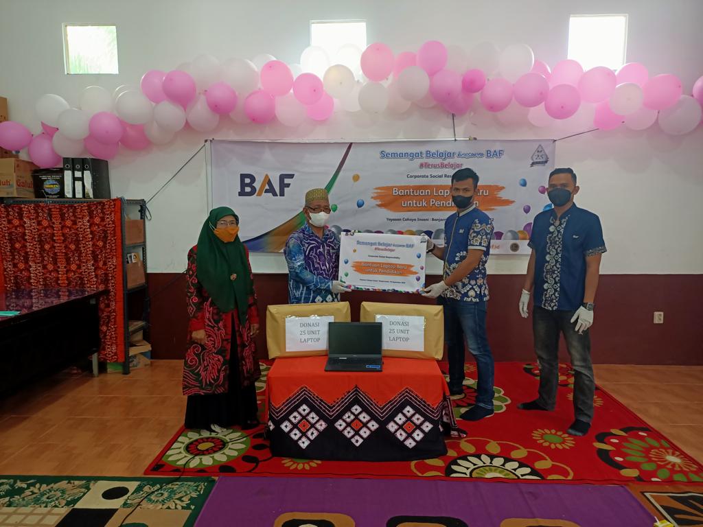 Area Office Head BAF Banjarmasin Rudy Arianto memberikan donasi  laptop baru kepada Yayasan Cahaya Insani Banjarmasin
