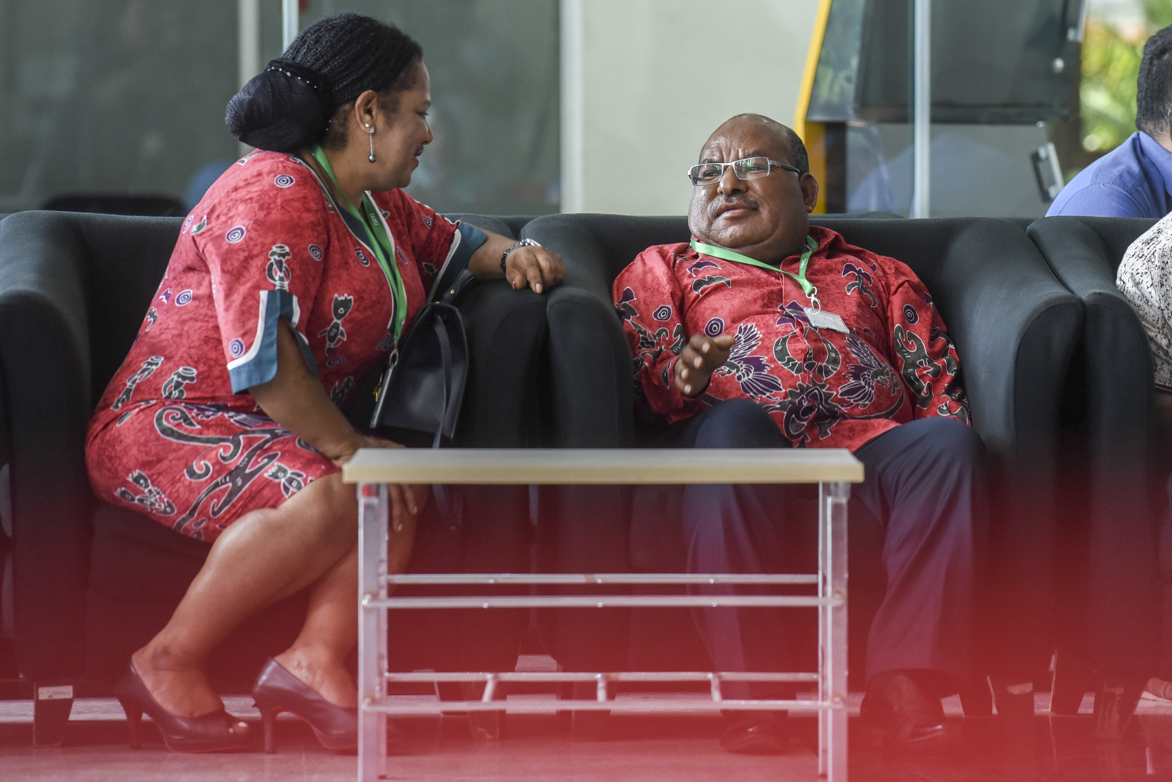 Gubernur Papua Lukas Enembe (kanan) berada di ruang tunggu saat tiba di gedung KPK, Jakarta pada 2017.