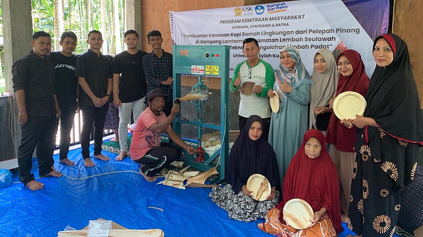 Tim pengabdian masyarakat dari USK memperkenalkan inovasi alat pengolahan limbah kepada warga Gampong, Kabupaten Aceh Besar.