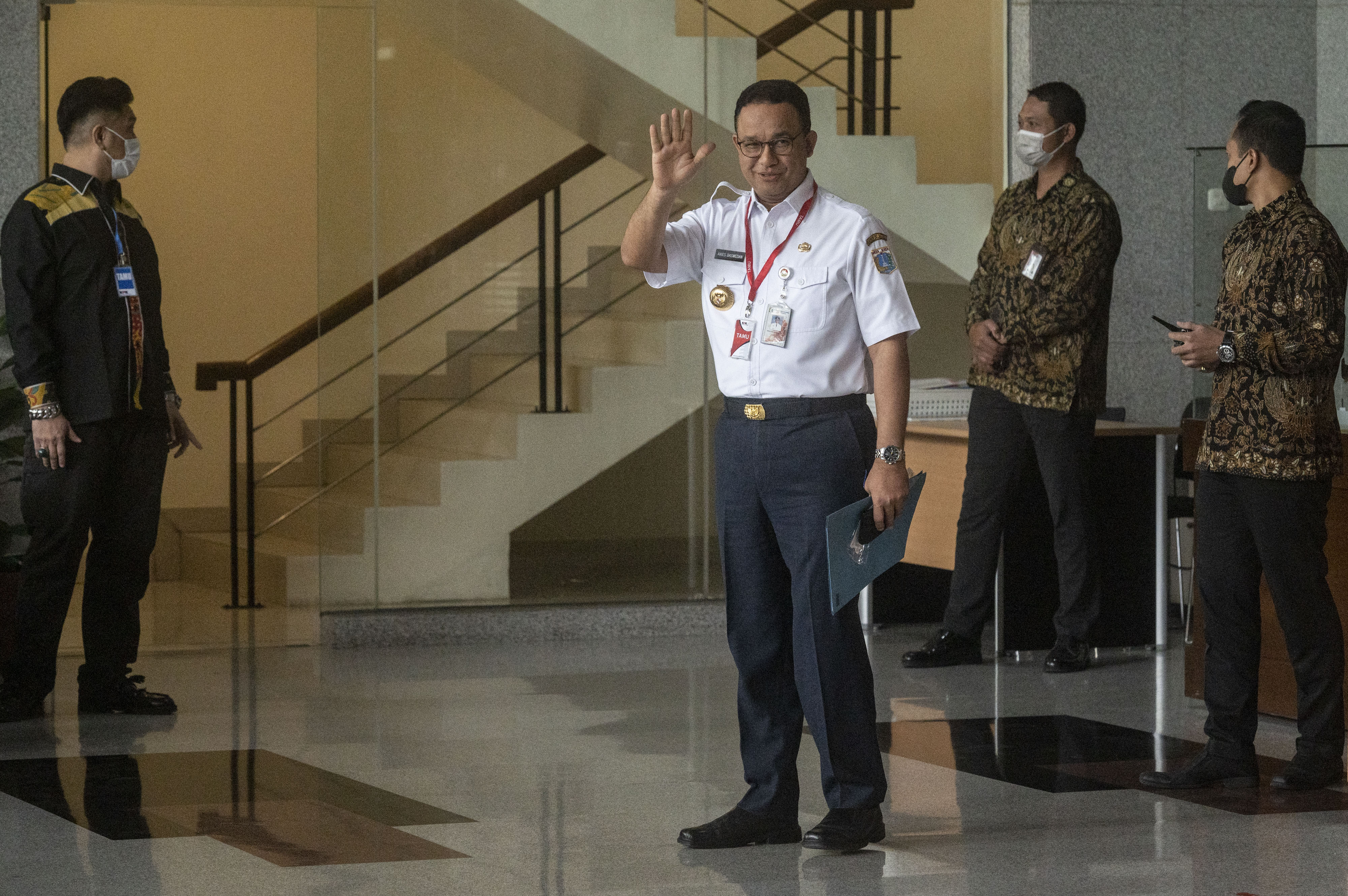 Gubernur DKI Jakarta Anies Baswedan (ketiga kiri) menyapa wartawan saat tiba untuk menjalani pemeriksaan di Gedung KPK, Jakarta, Rabu (7/9).