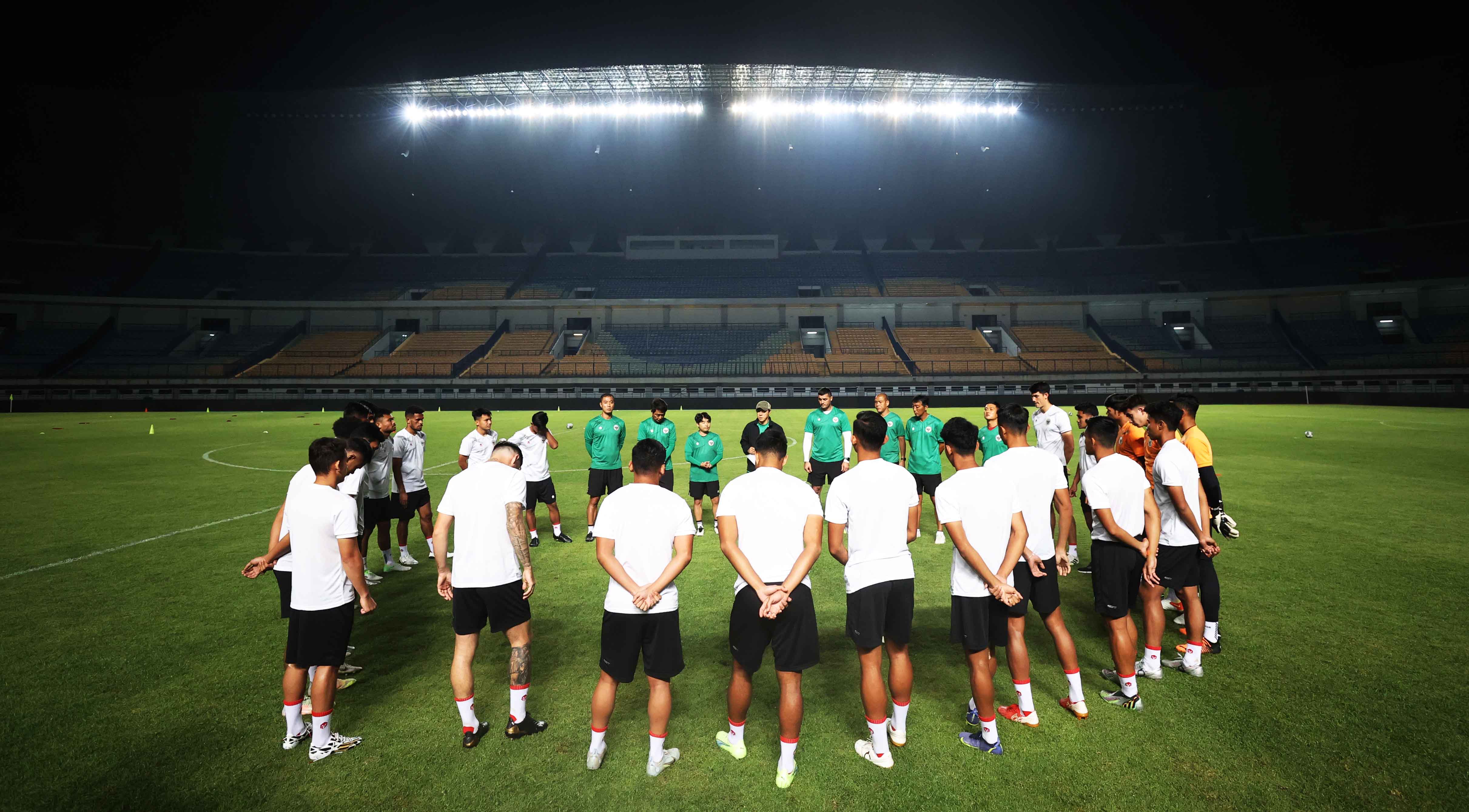 Pemain timnas Indonesia melakukan latihan.