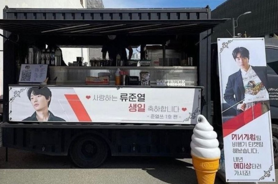 Truk kopi yang diberikan Hyeri untuk Ryu Jun Yeol