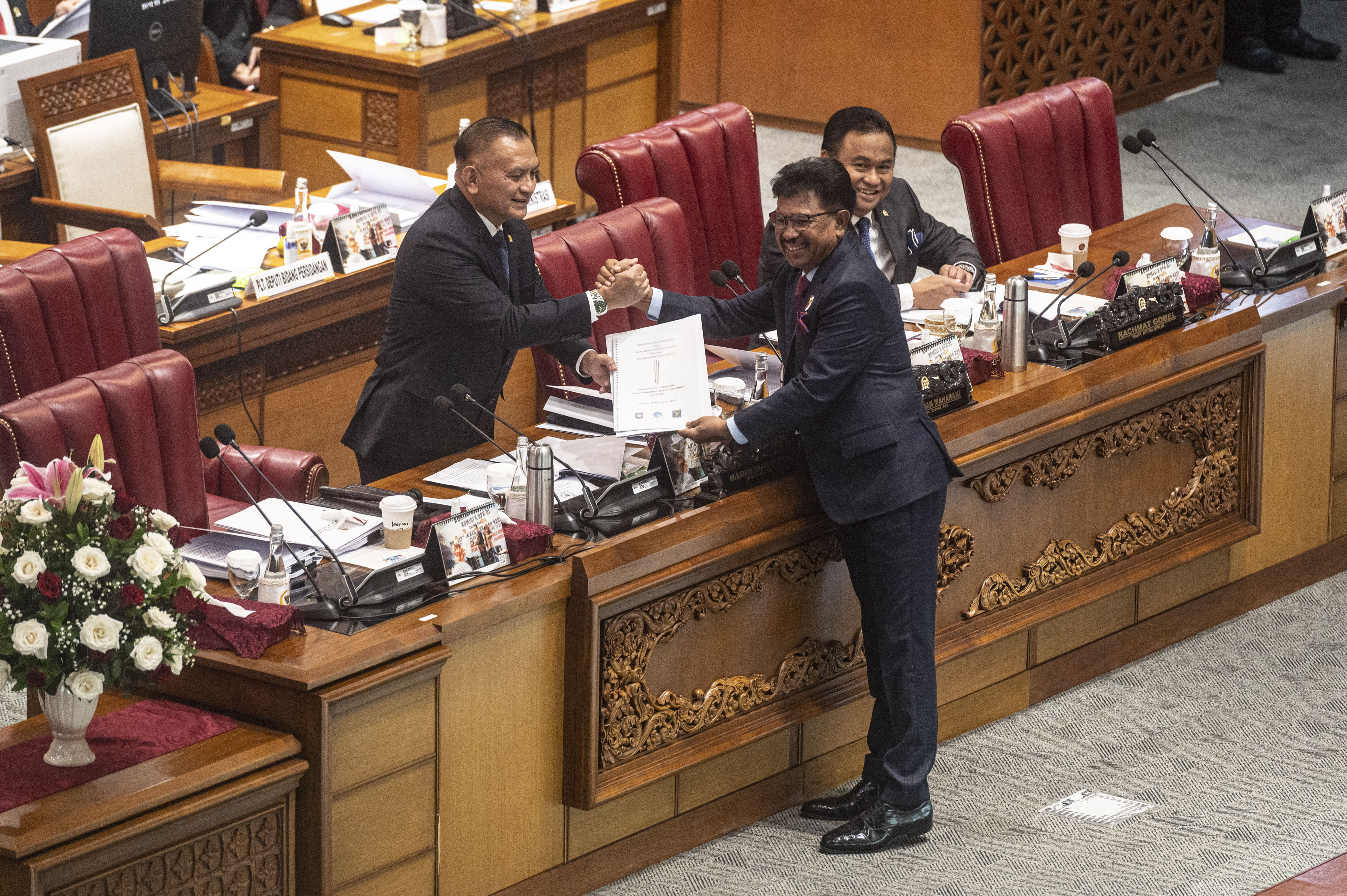 Wakil Ketua DPR Lodewijk F Paulus (kiri) menerima dokumen tentang RUU Perlindungan Data Pribadi dari Menkominfo Johnny G Plate