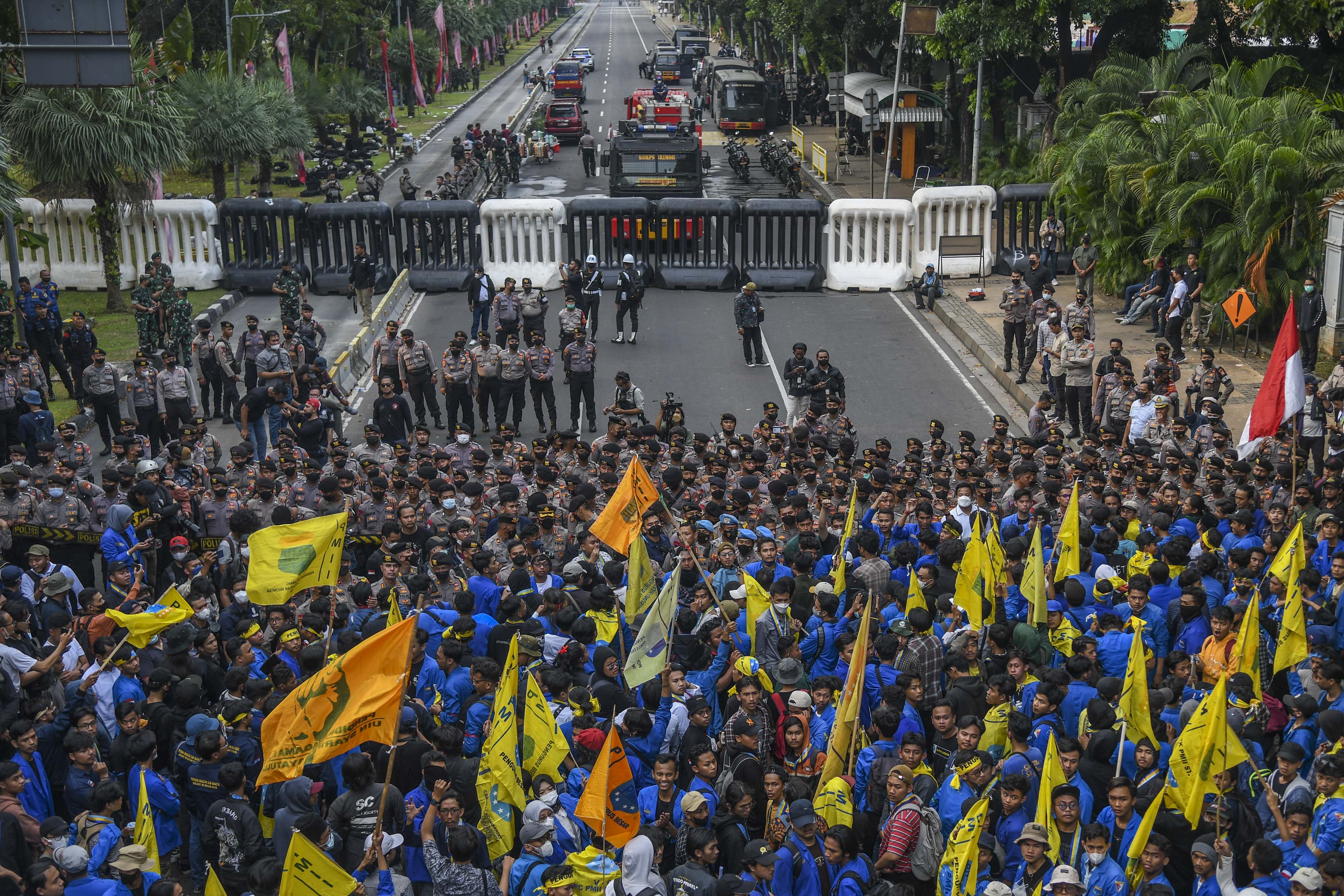 Sejumlah mahasiswa menggelar unjuk rasa menolak kenaikan harga BBM di kawasan Patung Kuda Arjuna Wiwaha, Jakarta